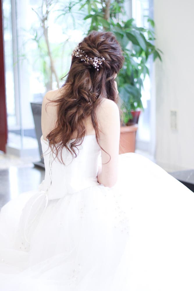Aラインのドレスに似合う髪型はどれ 自分らしさを演出するヘア